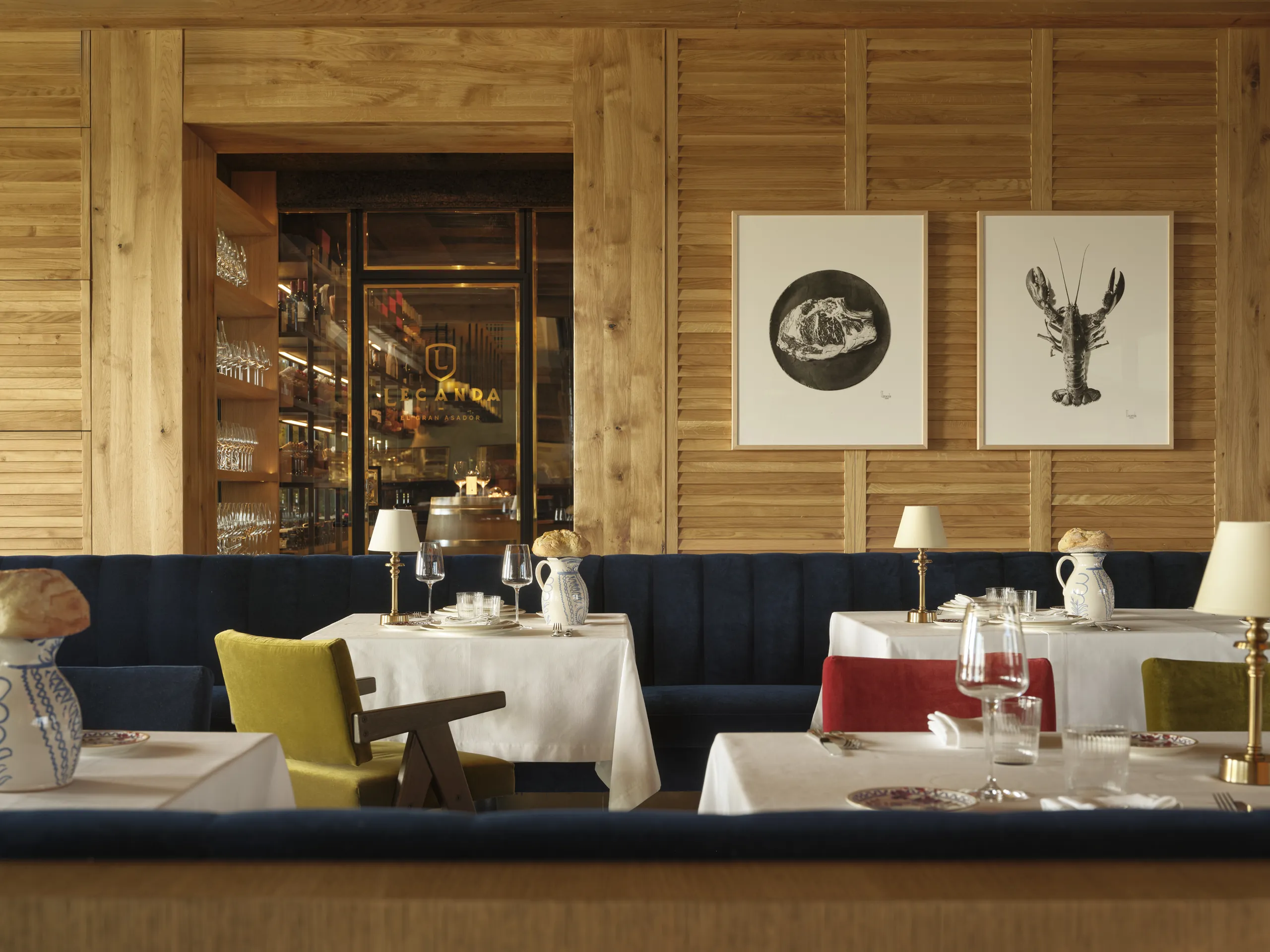 Mesa servida junto a la bodega de El Gran Asador Lecanda, restaurante vasco a la brasa en LaFinca Grand Café