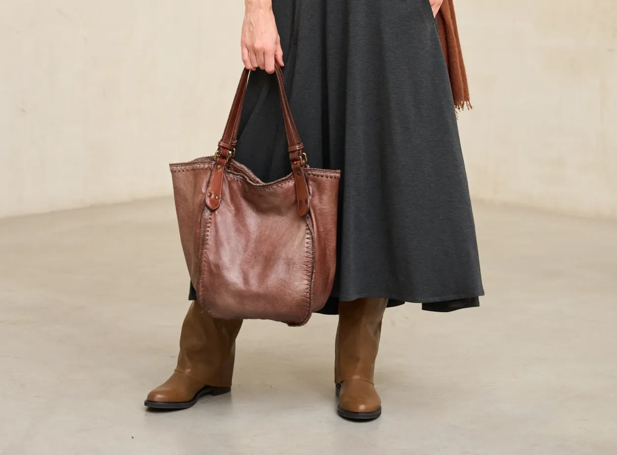 rivera elegancia en movimiento 3 Bolso de piel marrón y botas de ante con falda larga gris de Rivera