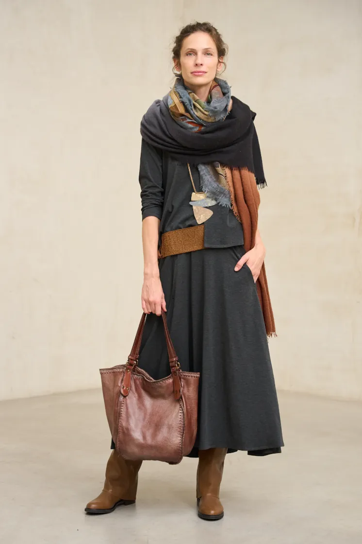 rivera foto 1 Modelo con jersey gris, fular y bolso de piel, moda de mujer de Rivera en LaFinca Grand Café