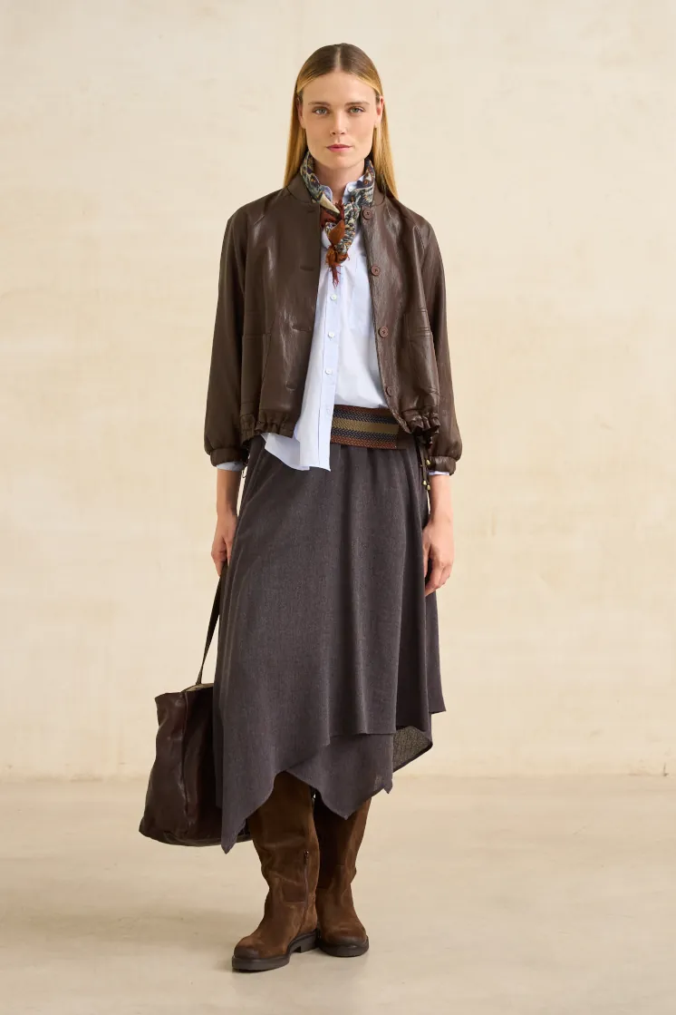 rivera foto 2 Chaqueta de piel marrón y falda gris con botas altas en la tienda Rivera de Pozuelo