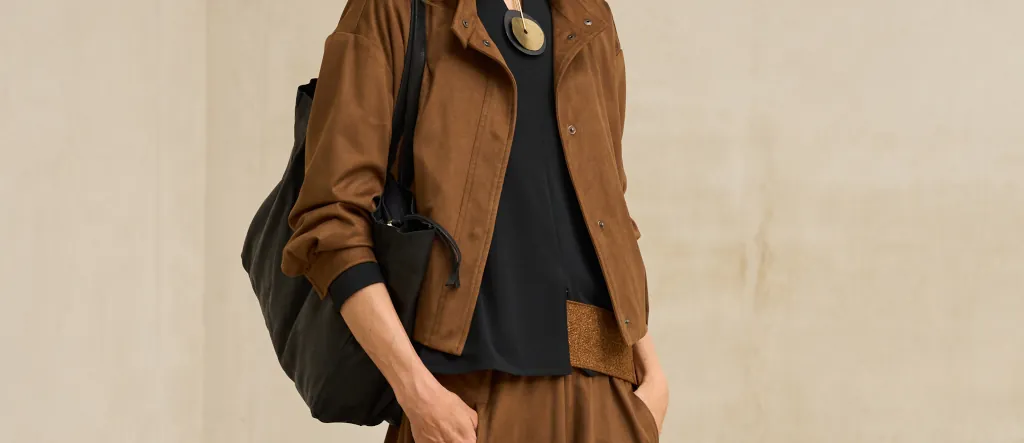 rivera potenciamos tu imagen 1 Detalle de chaqueta de ante marrón y bolso de piel de Rivera