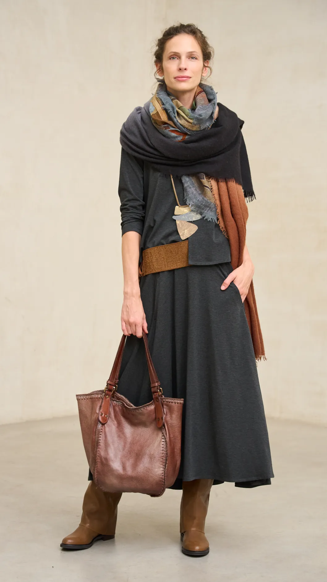rivera filosofia 2 Look de Rivera con falda gris, jersey oscuro, fular estampado y bolso de piel