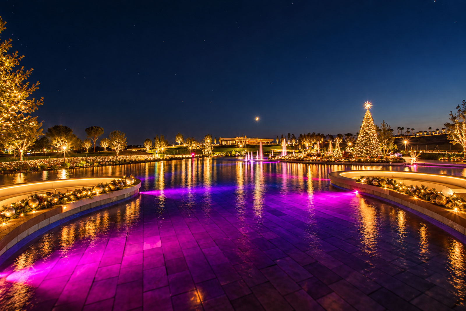 Plaza navideña junto al agua iluminada