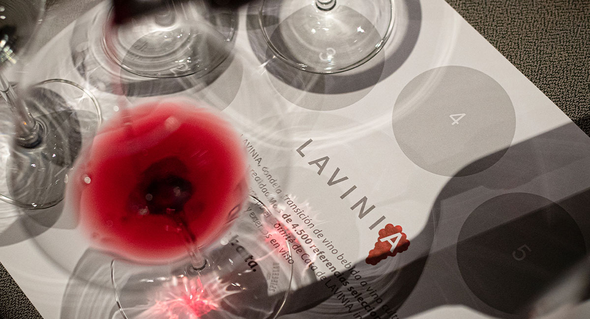 Copa de vino tinto en una cata de Lavinia